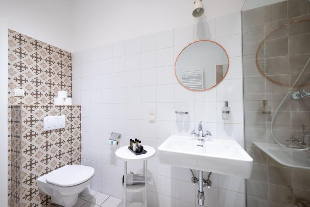 Sleek 1Br Flat Near Center By Hm Apartment Viena Exterior foto