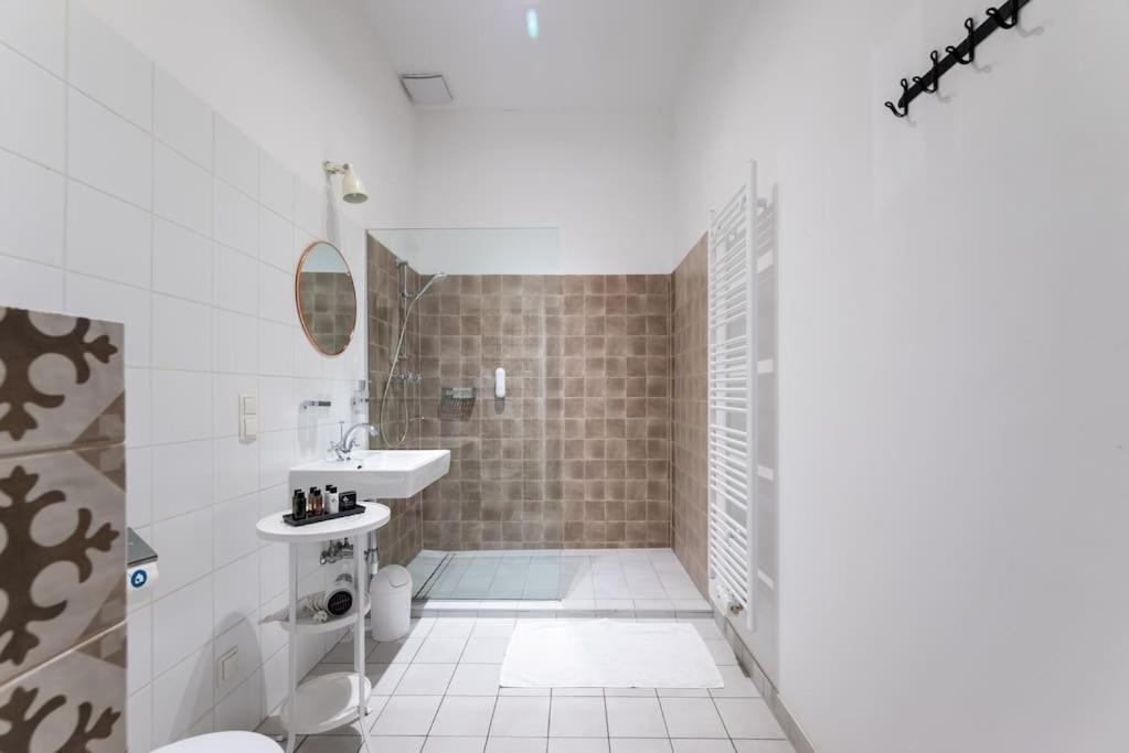 Sleek 1Br Flat Near Center By Hm Apartment Viena Exterior foto