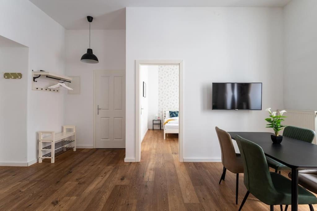 Sleek 1Br Flat Near Center By Hm Apartment Viena Exterior foto